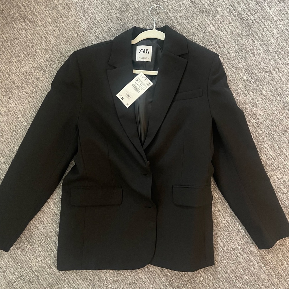 black blazer from zara, never worn with tags. size small and oversized fit.